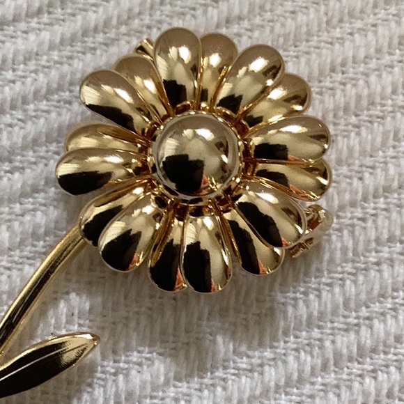 Gold Flower Brooch - Picture 5 of 6